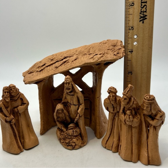 Vtg 4pc Small Manger Scene Wisemen,Sheppard,Jesus,Mary,Joseph,Stable Christmas - Picture 2 of 13